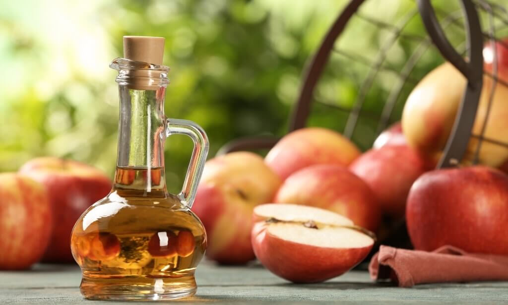 apfelessig-gegen-wasser-in-den-beinen-symbolbild